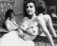 Кадр Женщина есть женщина