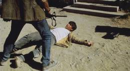 Кадр из фильма "Вдали от дома" - 1