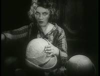 Кадр Девушка с коробкой