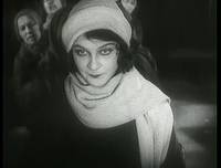 Кадр Девушка с коробкой