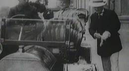 Кадр из фильма "Дядюшкина квартира" - 1