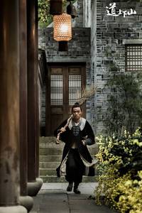 Кадр И сошёл монах с гор