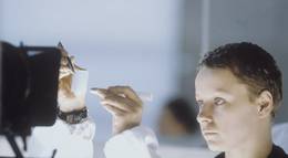 Кадр из фильма "Код 46" - 2