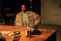 Кадр Дьявол в голубом платье