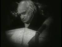 Кадр Девушка с коробкой