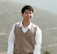 Кадр Под ветвями боярышника