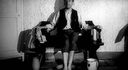 Кадр из фильма "Магазин на площади" - 2