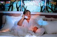 Кадр Розали идет за покупками