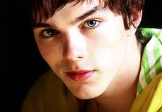 Николас Холт будет искать хитовые песни