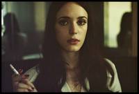 Кадр Дама в очках и с ружьем в автомобиле