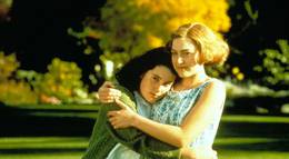 Кадр из фильма "Небесные создания" - 1