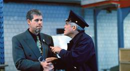 Кадр из фильма "Полицейская академия 7: Миссия в Москве" - 2