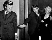 Кадр К востоку от рая