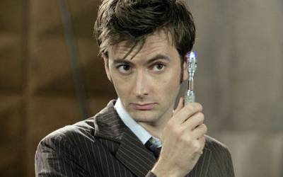 Телефон на ноге и смарт-шляпа: культовые гаджеты из сериалов