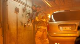 Кадр из фильма "Клин клином" - 1