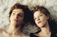 Кадр Капли дождя на раскаленных скалах