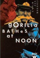 Горилла купается в полдень