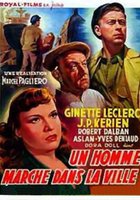 Un homme marche dans la ville