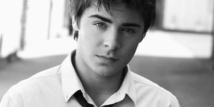 Зак Эфрон готовится к «Смерти в перестрелке» Зак Эфрон готовится к «Смерти в перестрелке»