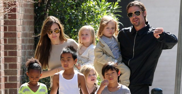 Анджелина Джоли и Брэд Питт в кругу семьи