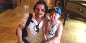 Кристиан Бэйл свозил в «Диснейленд» юного поклонника