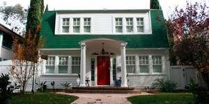 Кошмарный дом с улицы Вязов выставлен на продажу   