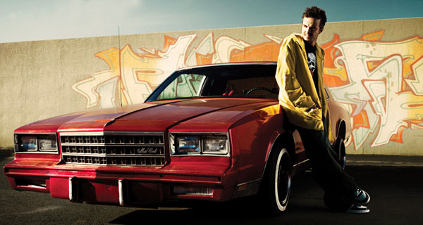 Аарон Пол с красной Тойота Tercel 