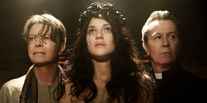 Гари Олдман и Марион Котийяр снялись в клипе Дэвида Боуи