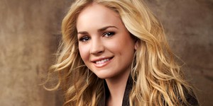 Бриттани Робертсон составит компанию Джорджу Клуни