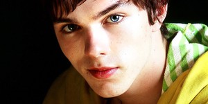 Николас Холт будет искать хитовые песни