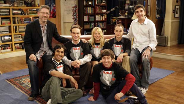 главные герои "Теории большого взрыва" вместе с создателями сериала