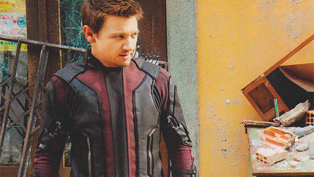 Джереми Реннер в образе Соколиного глаза на съемках фильма «Мстители: Эра Альтрона»