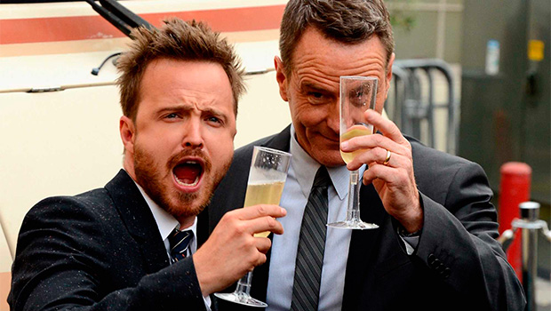 Аарон Пол и Брайан Крэнстон на церемонии Emmy Awards 2014