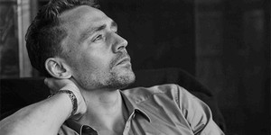 Том Хиддлстон стал кантри-певцом