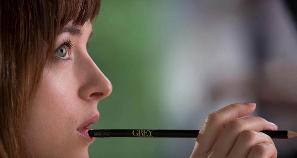 кадр из фильма «Пятьдесят оттенков серого»