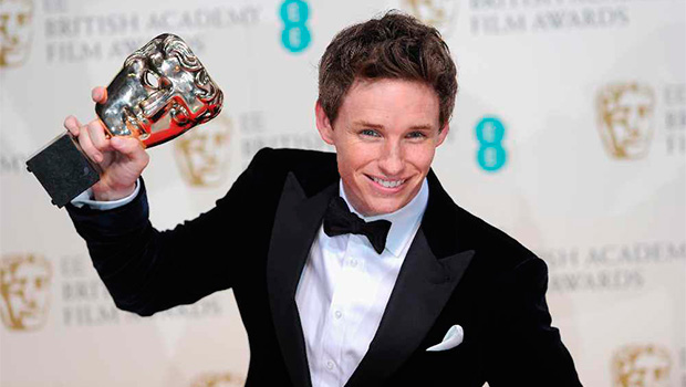 Эдди Редмэйн с наградой за лучшую главную мужскую роль