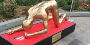 В Лос-Анджелесе поставили статую «Оскару» на кокаине