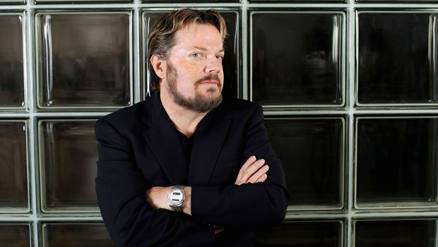 актер и комик Эдди Иззард