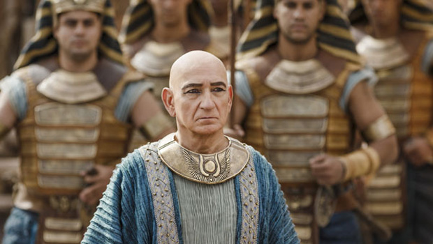 Бен Кингсли в сериале "Тут"