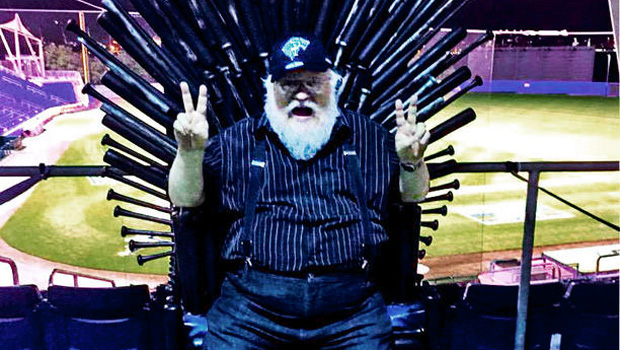 Джордж Р. Р. Мартин на бейсбольном матче