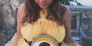 Девушка на спор надела платье в виде миньона