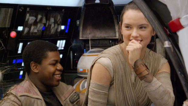 Джон Бойега и Дейзи Ридли на съемках "Звездных войн"