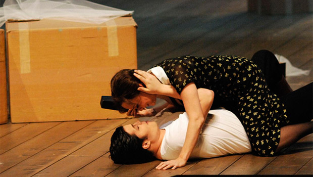 актеры во время исполнения "Свадьбы Фигаро" на сцене Цюрихского оперного театра