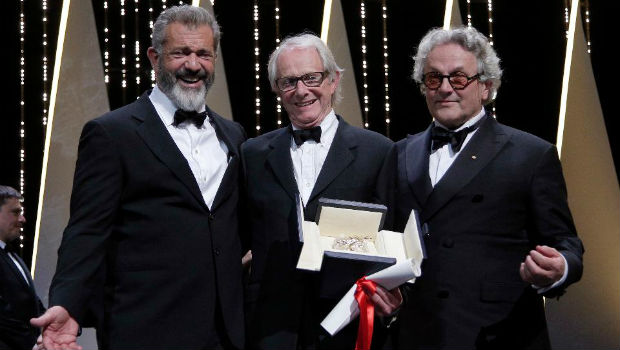 Мэл Гибсон, Кен Лоуч - режиссер фильма-победителя, и Джордж Миллер - глава жюри 