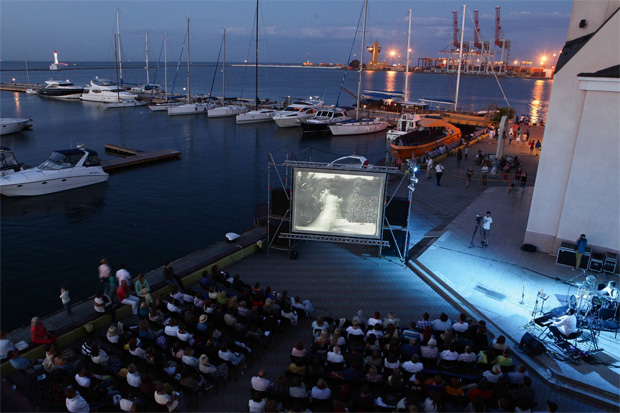 Фото: яхт-причал Одесского морвокзала, первый день фестиваля. Фотограф: Оксана Канивец