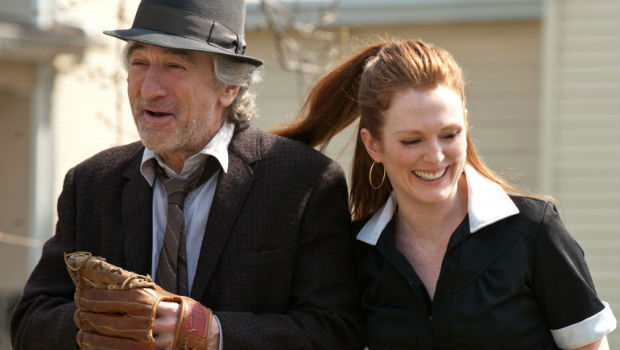 Роберт Де Ниро и Джулианна Мур в фильме 2011 года "Быть Флинном"