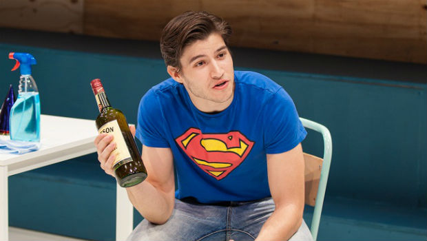 Камерон Каффе в театральной постановке "Болезни молодости"