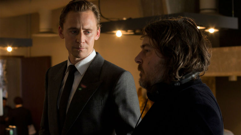 Том Хиддлстон и режиссер Бен Уитли на съемках "Высотки"