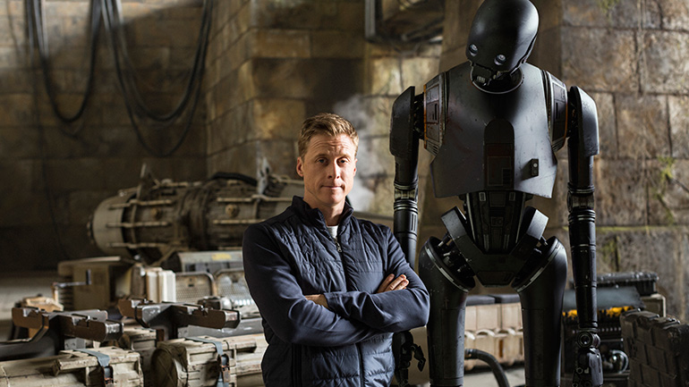 Алан Тьюдик и робот K-2SO, которого он сыграл