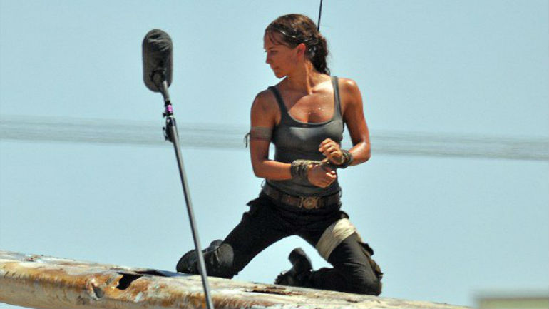 Алисия Викандер на съемках "Лары Крофт"